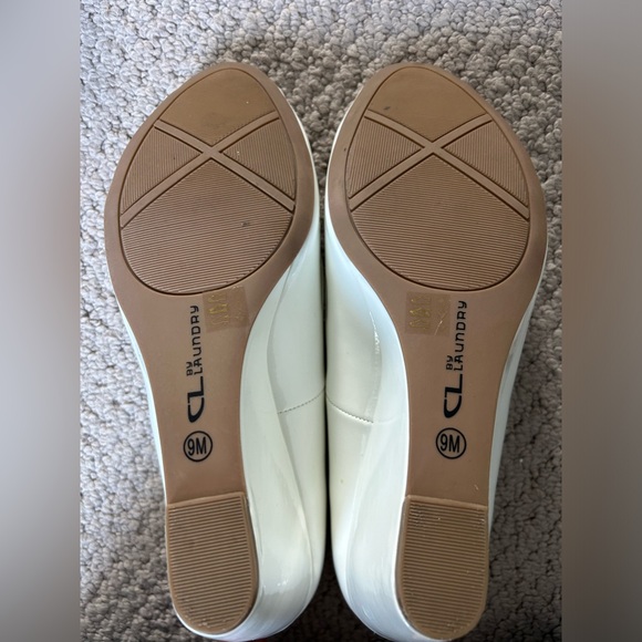 White patent wedge pumps by Chinese Laundry - Picture 3 of 8